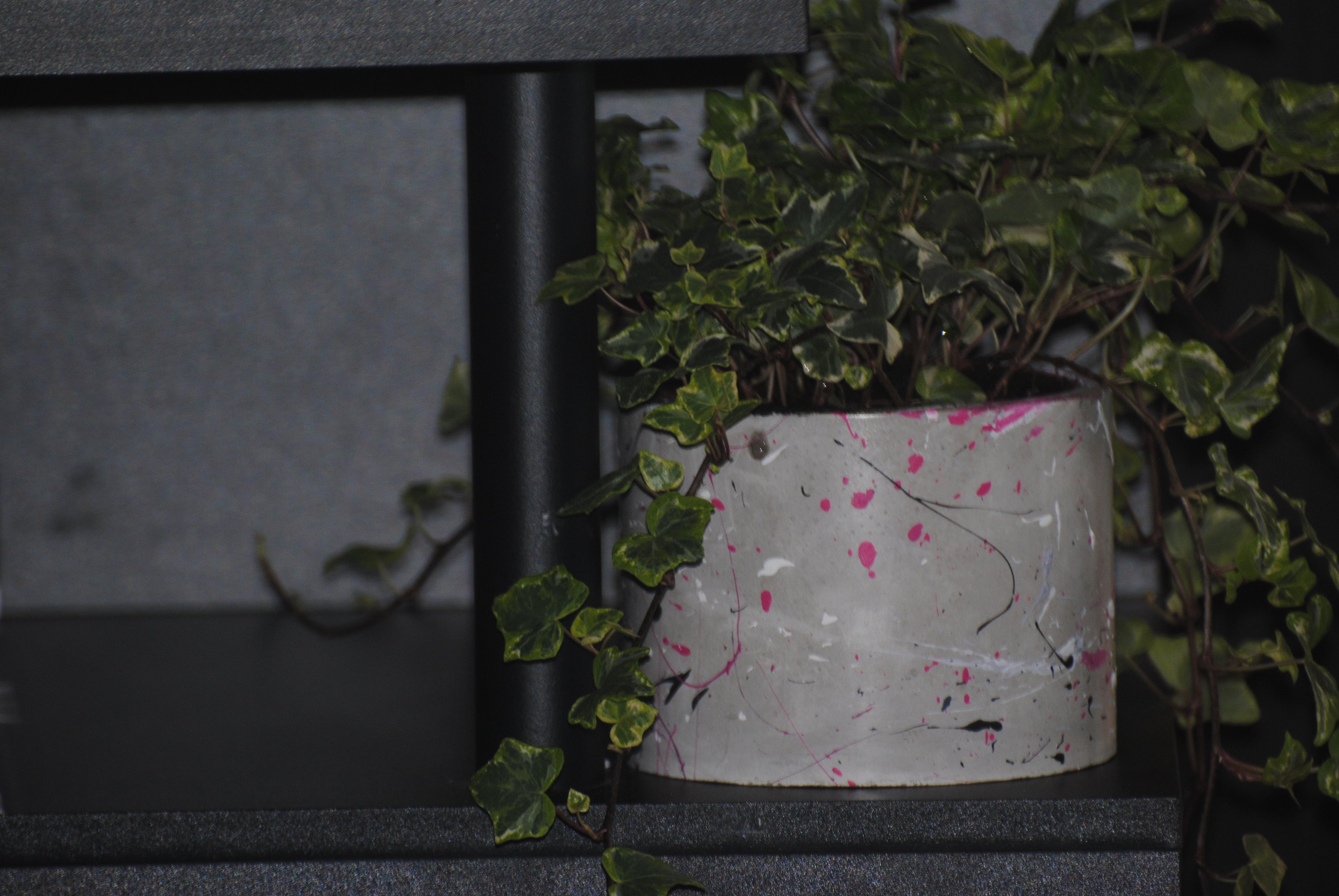 arisco® tienda de Productos de Decoración hechos en cemento. Cubre Macetas, Pieza decoración Redonda de Cemento . Colección Splash Pink.