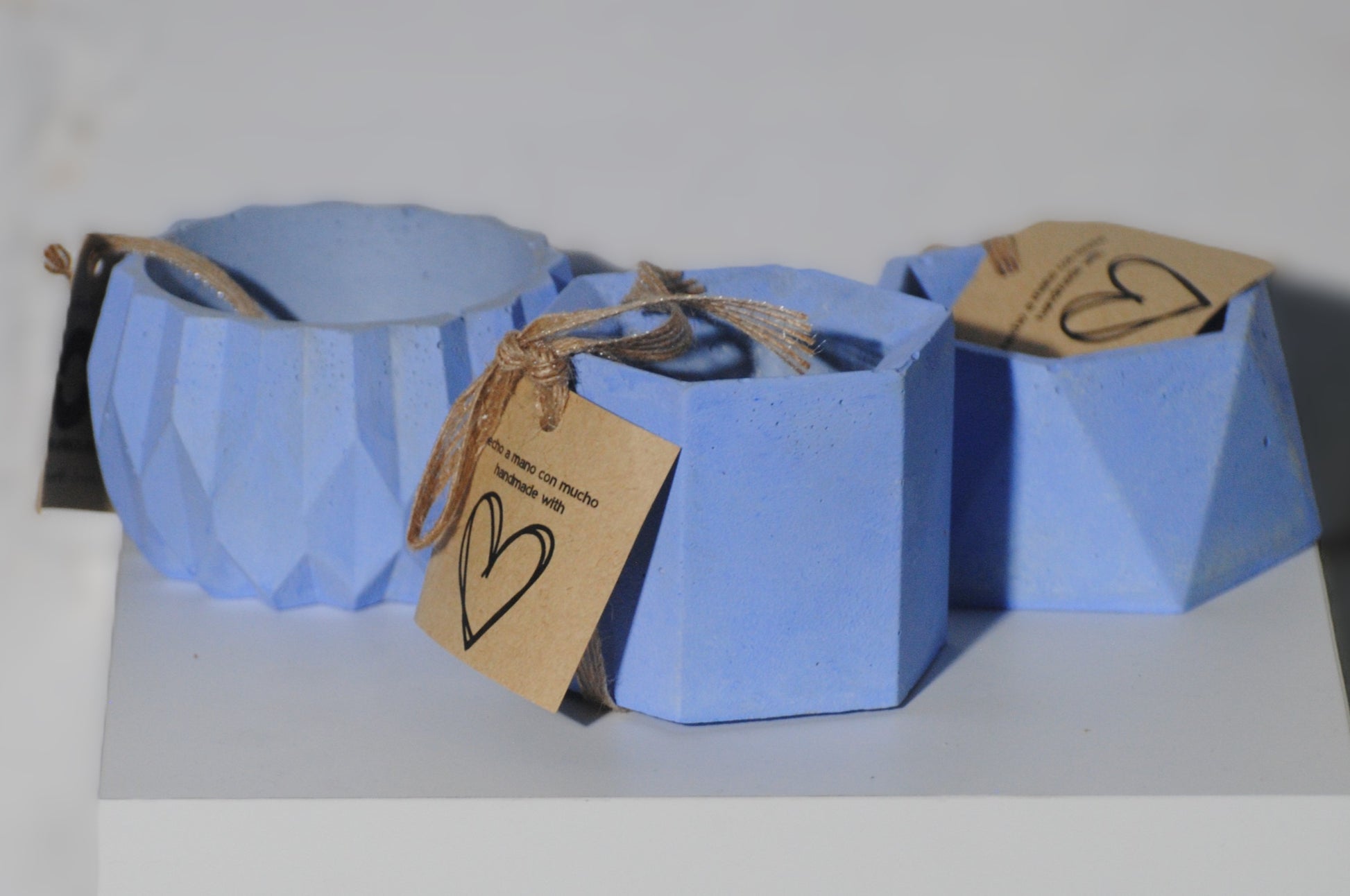 arisco® tienda de Productos de Decoración hechos en cemento. Trio de Macetas pequeñas varias formas y colores de cemento. Originals Azul