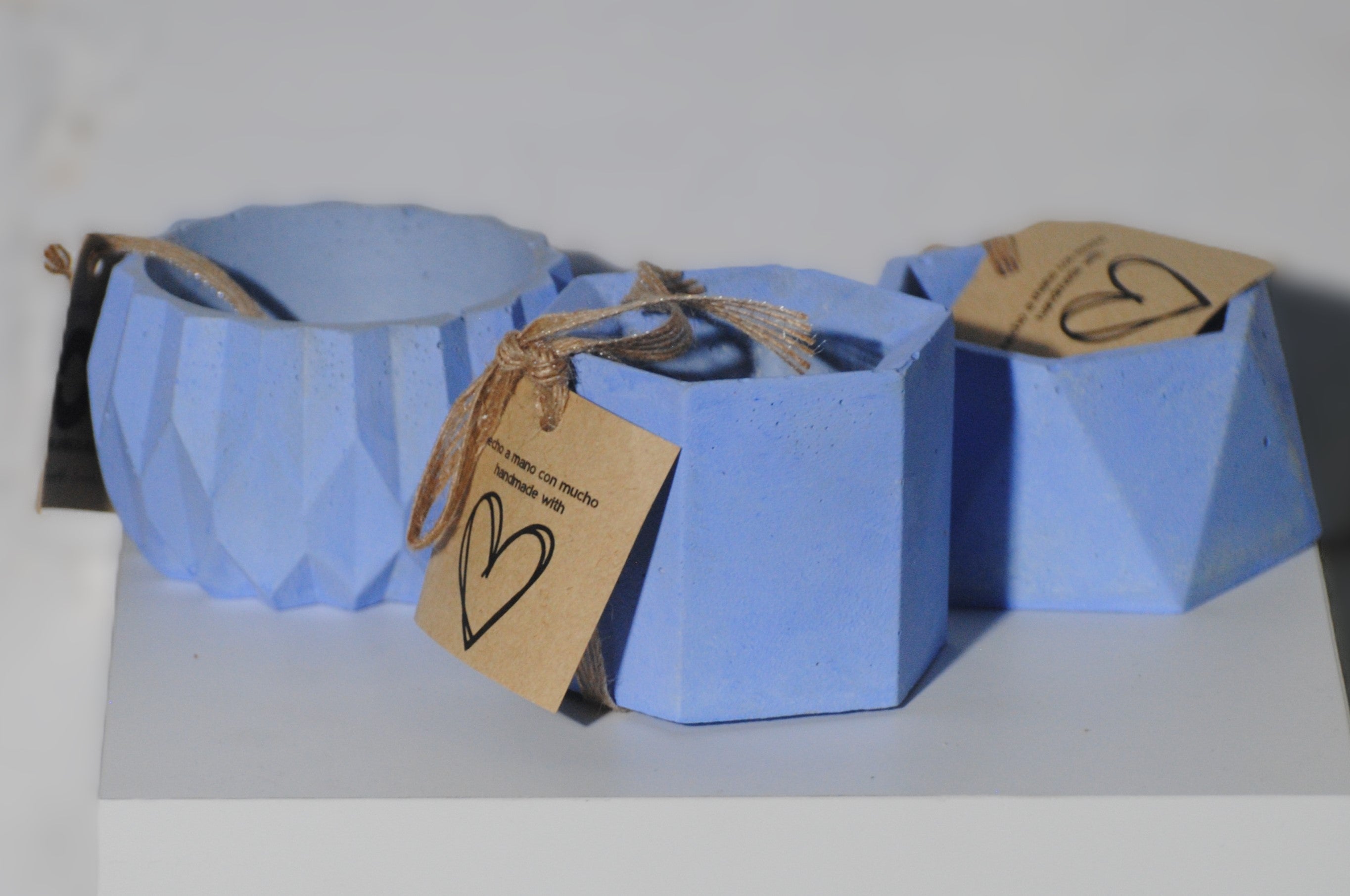 arisco® tienda de Productos de Decoración hechos en cemento. Trio de Macetas pequeñas varias formas y colores de cemento. Originals Azul