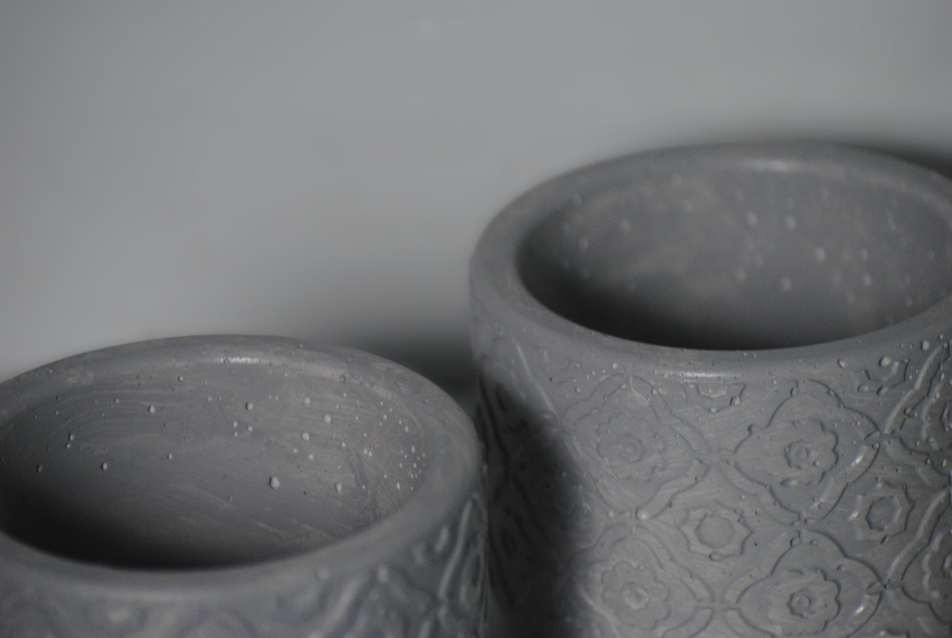 arisco® tienda de Productos de Decoración hechos en cemento. Conjunto de dos Piezas Redondas decoración hechas en Cemento. Cubre Macetas, Recipientes para Velas.