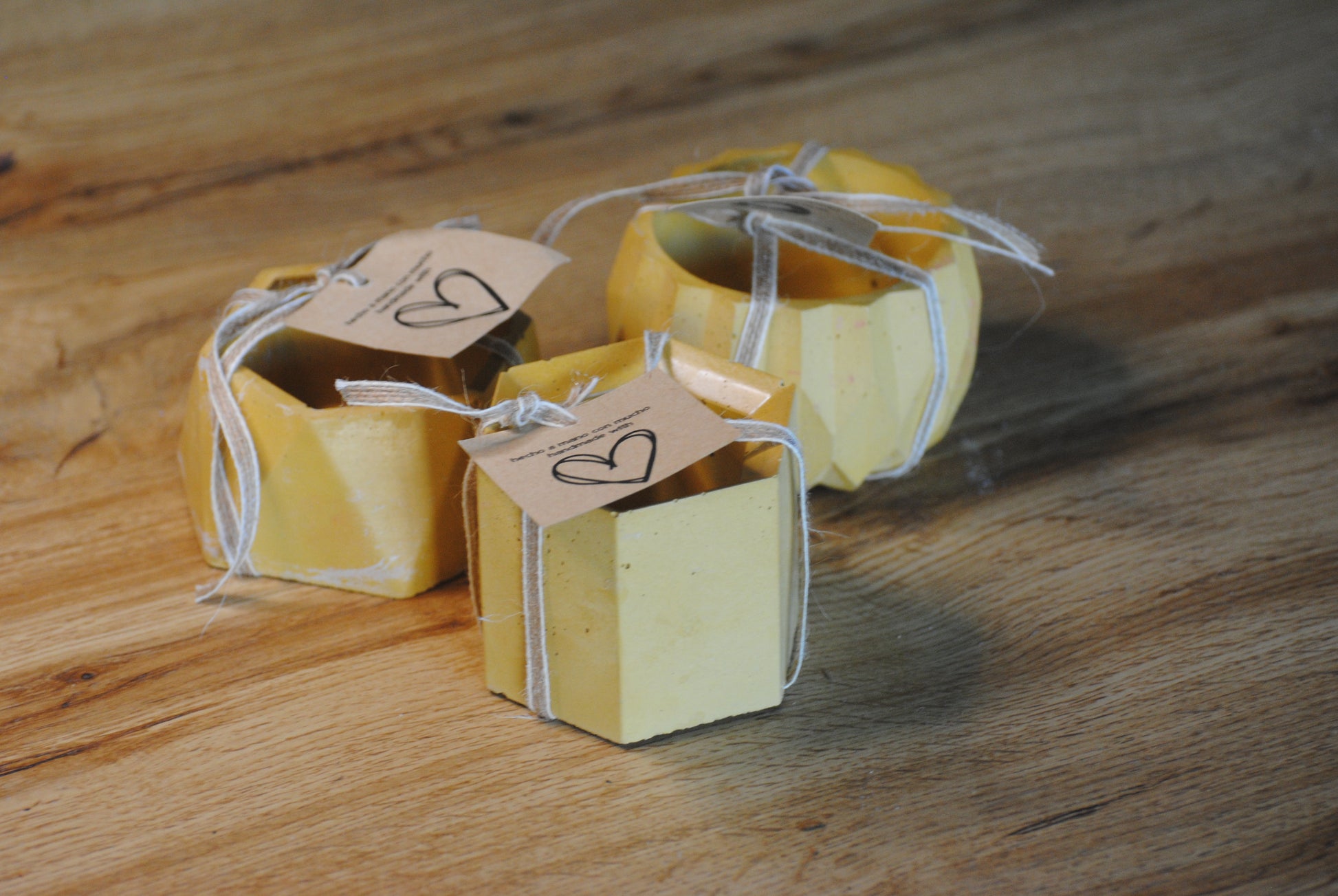 arisco® tienda de Productos de Decoración hechos en cemento. Trio de Macetas pequeñas varias formas y colores de cemento. Originals Amarillo