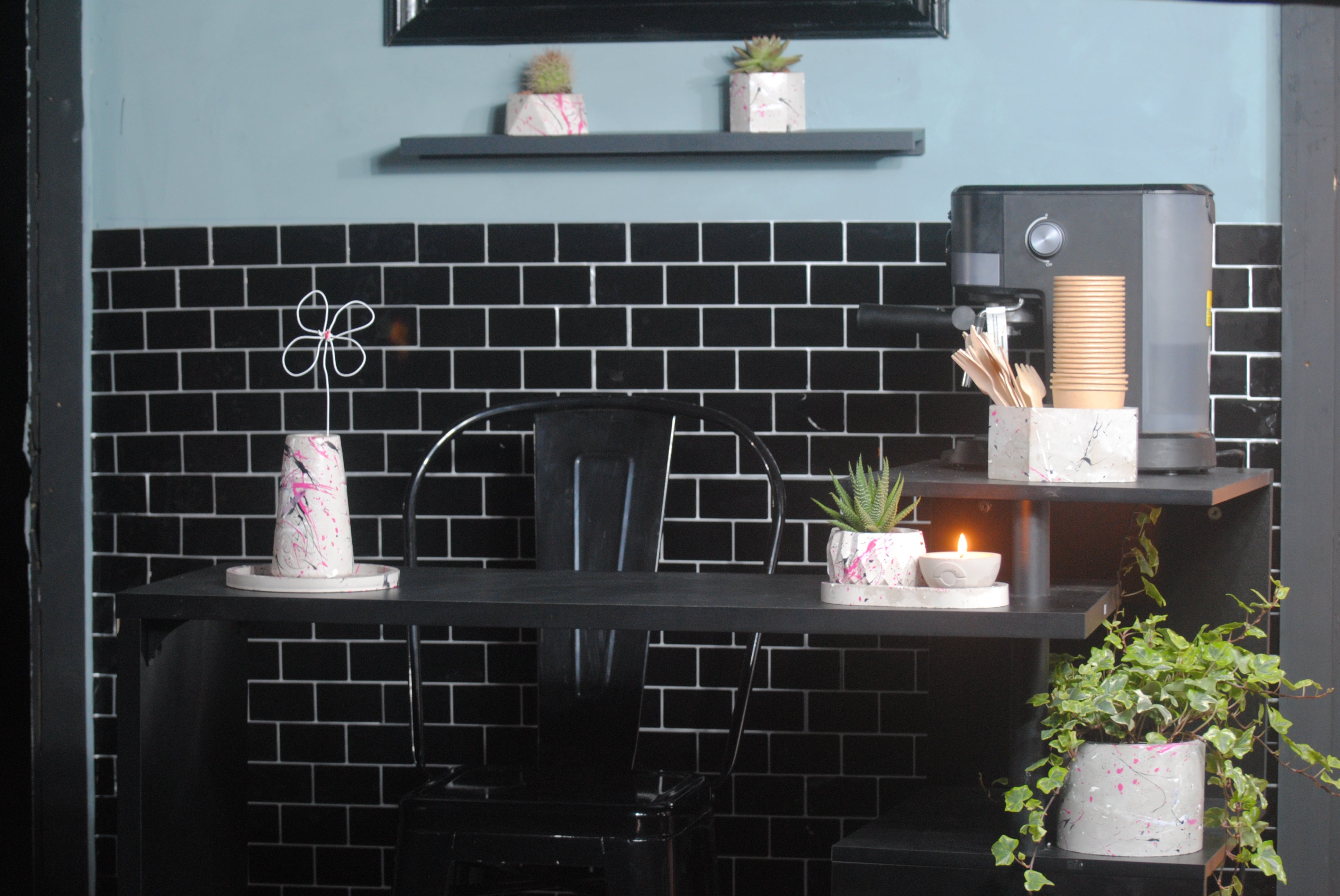 arisco® tienda de Productos de Decoración hechos en cemento. Plato Redondo de Cemento. Coleccion Splash. Marca arisco®.