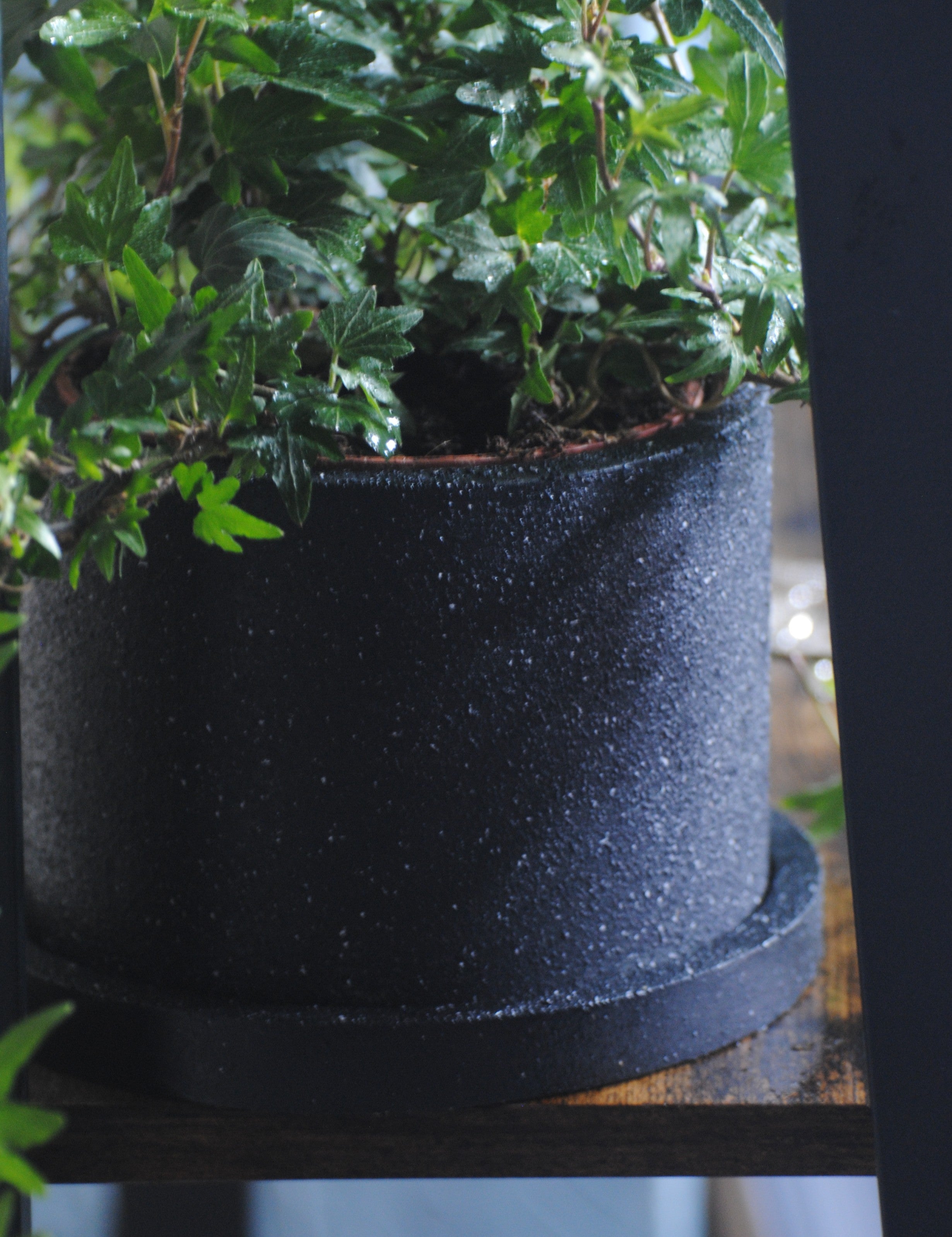 arisco® tienda de Productos de Decoración hechos en cemento. Plato Redondo de Cemento color Negro, Estilo Granito. Marca arisco®.