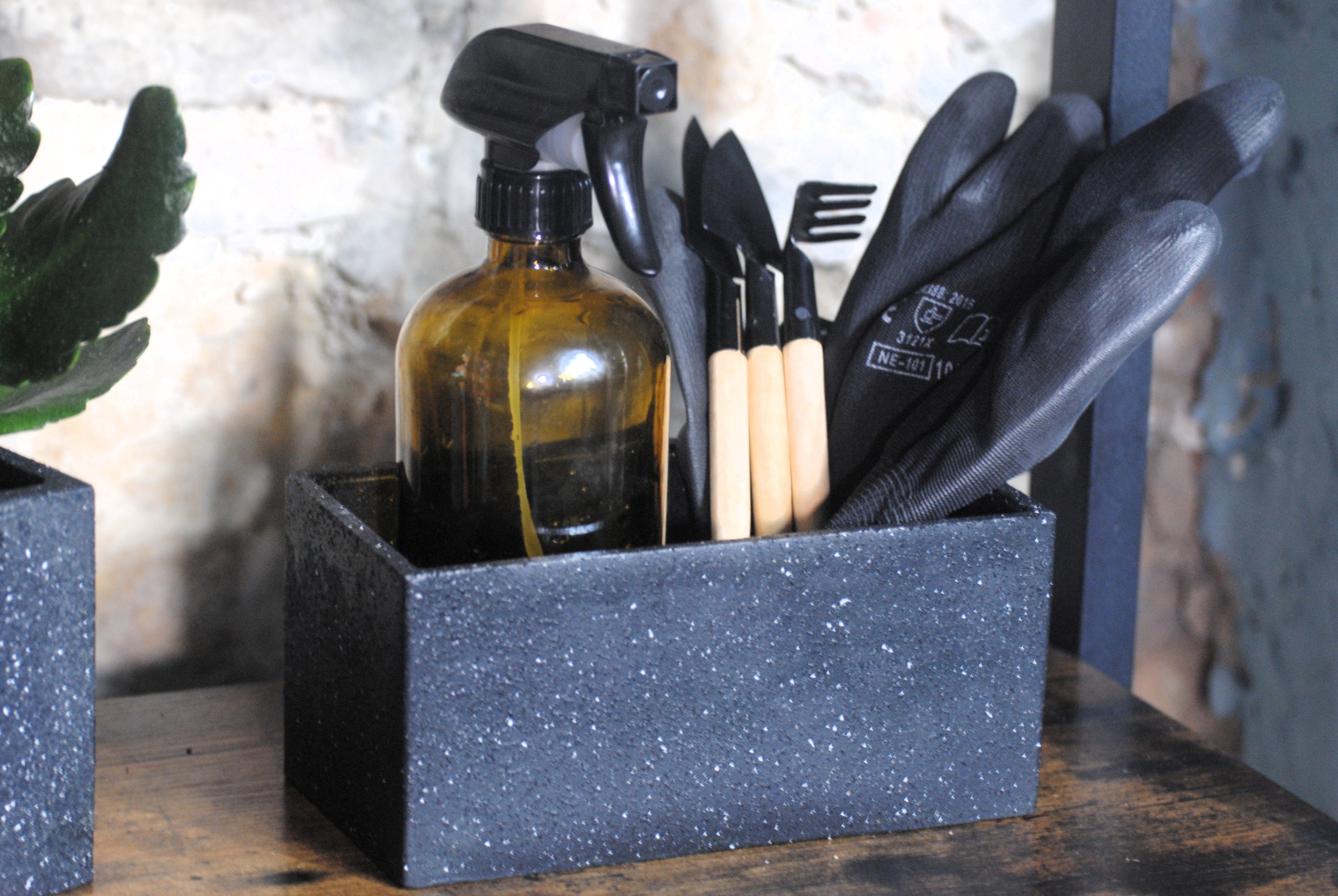 arisco® tienda de Productos de Decoración hechos en cemento. Cubre Macetas, Pieza decoración Rectangular de Cemento color Negro estilo Granito.