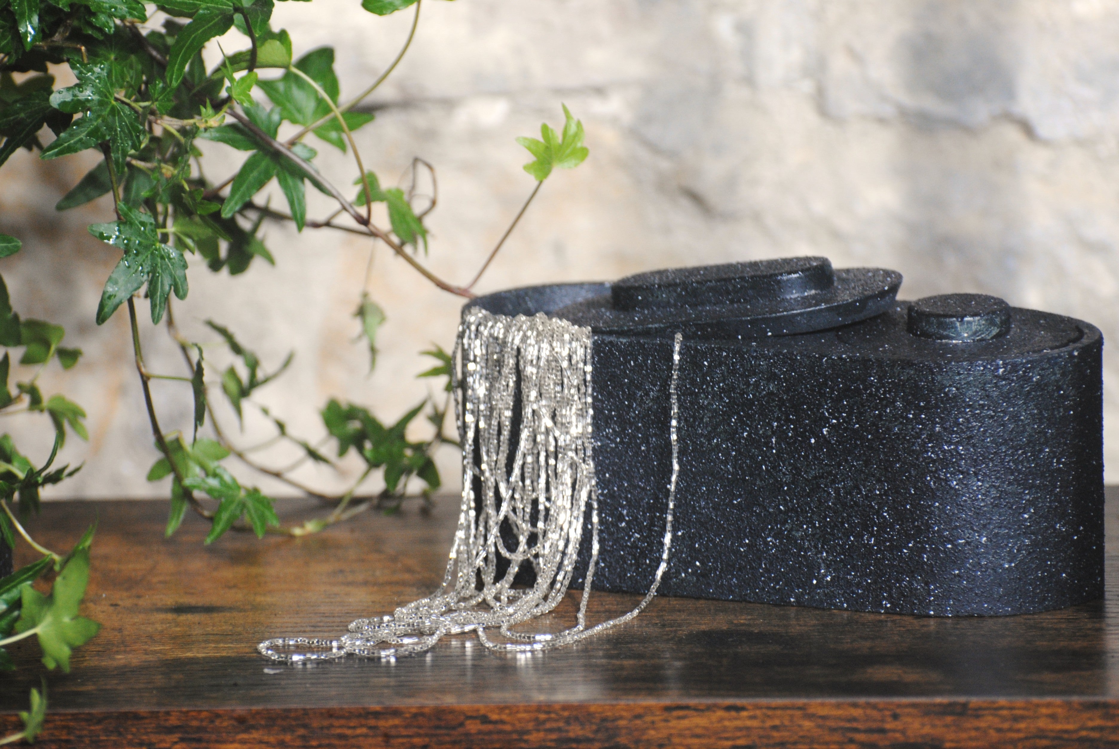 arisco® tienda de Productos de Decoración hechos en cemento. Joyero, Pieza decoración forma elipse de cemento Negro estilo Granito con dos Tapas.