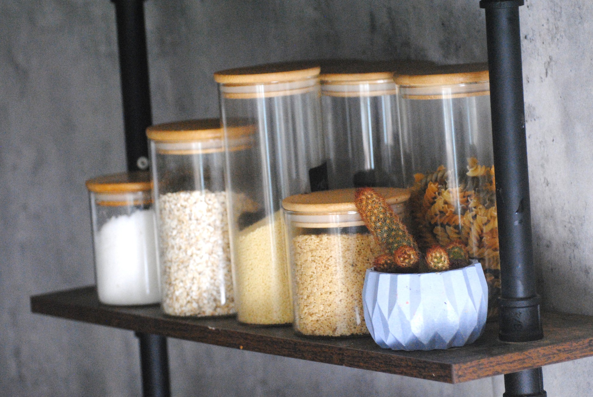 arisco® tienda de Productos de Decoración hechos en cemento. Trio de Macetas pequeñas varias formas y colores de cemento.