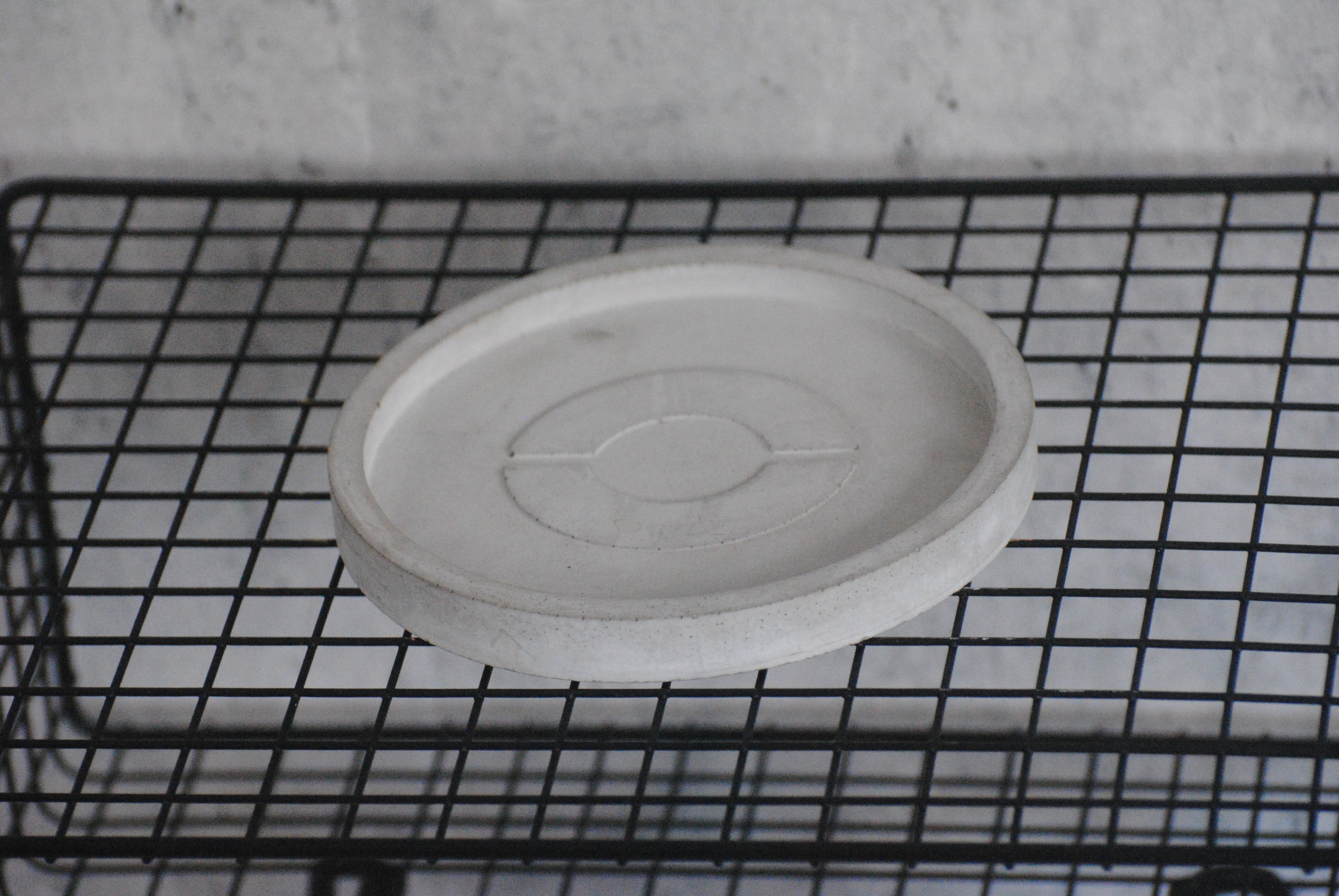 arisco® tienda de Productos de Decoración hechos en cemento. Plato Redondo de Cemento. Varios Colores. Marca arisco®.