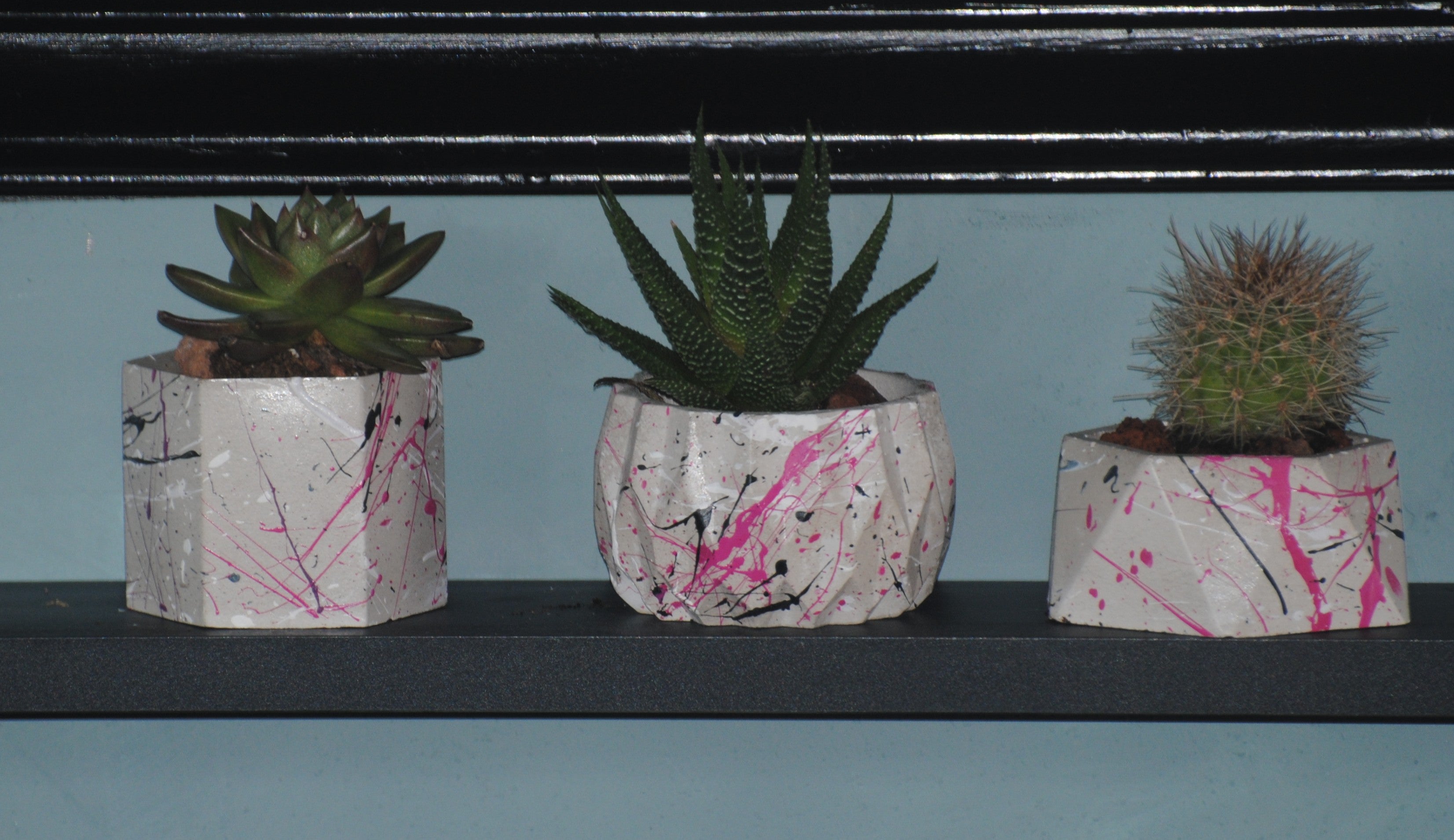 arisco® tienda de Productos de Decoración hechos en cemento. Trio de Macetas pequeñas varias formas de cemento. Colección Splash Pink.