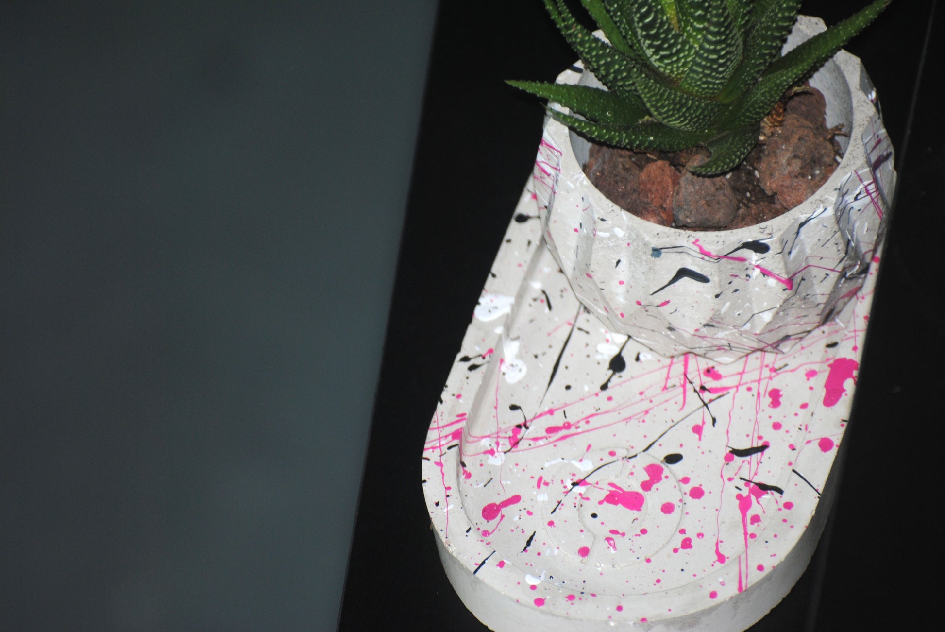 arisco® tienda de Productos de Decoración hechos en cemento. Trio de Macetas pequeñas varias formas de cemento. Colección Splash Pink.