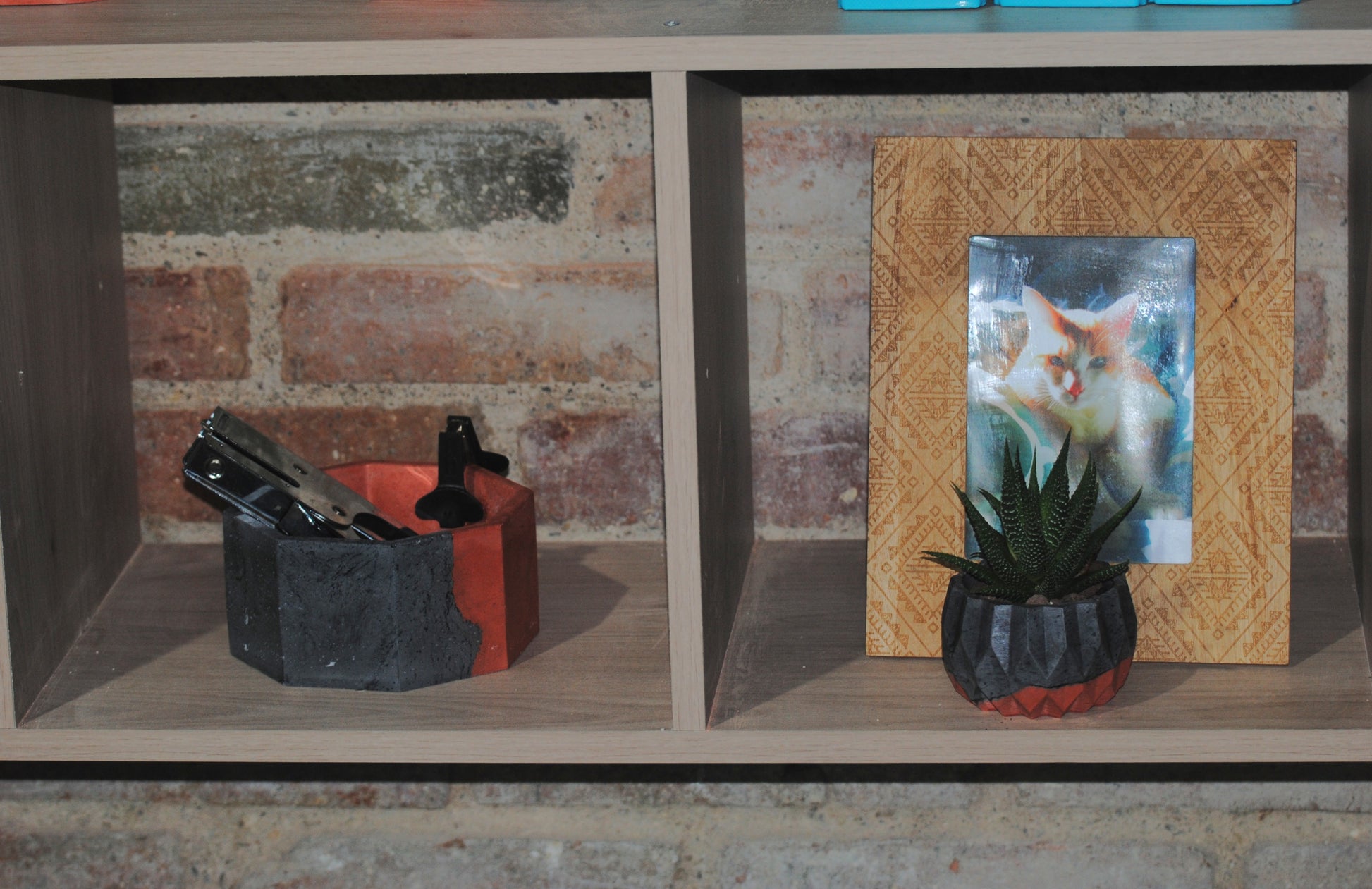 arisco® tienda de Productos de Decoración hechos en cemento. Trio de Macetas Vintage varias formas de cemento color Rojo y Negro.