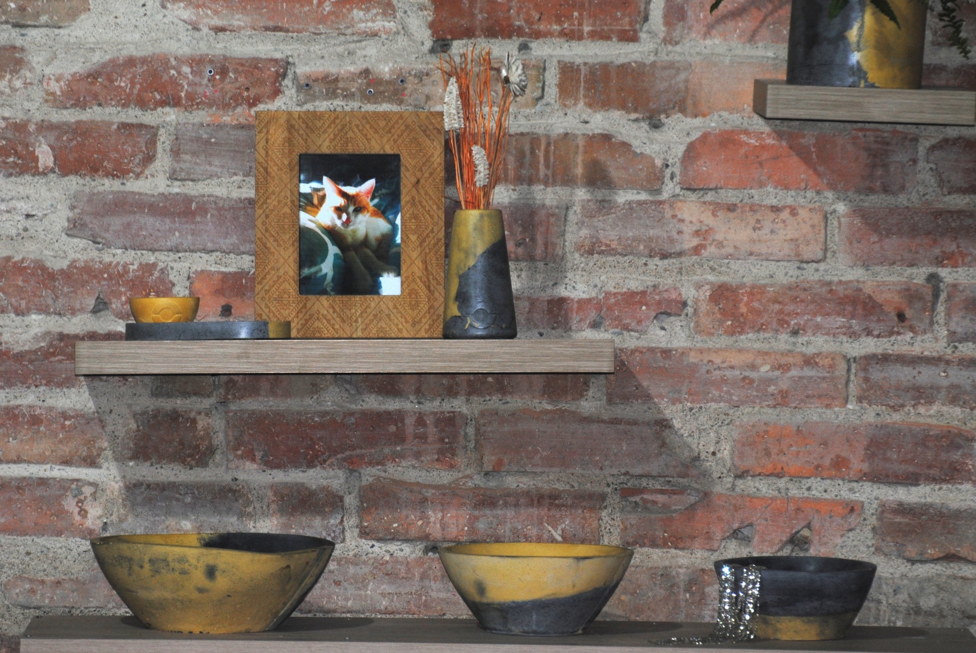 arisco® tienda de Productos de Decoración hechos en cemento. Jarrón Vintage de cemento Amarillo y Negro. Marca arisco®.