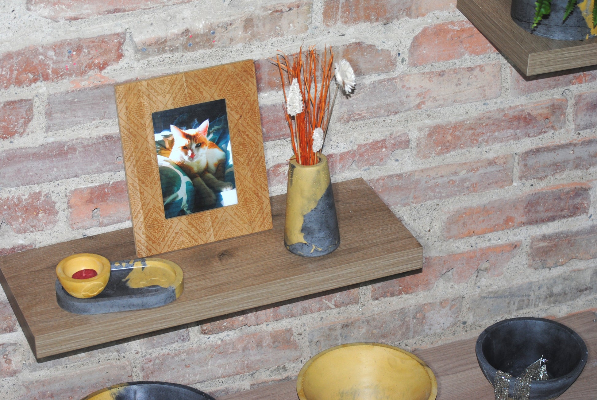 arisco® tienda de Productos de Decoración hechos en cemento. Jarrón Vintage de cemento Amarillo y Negro. Marca arisco®.