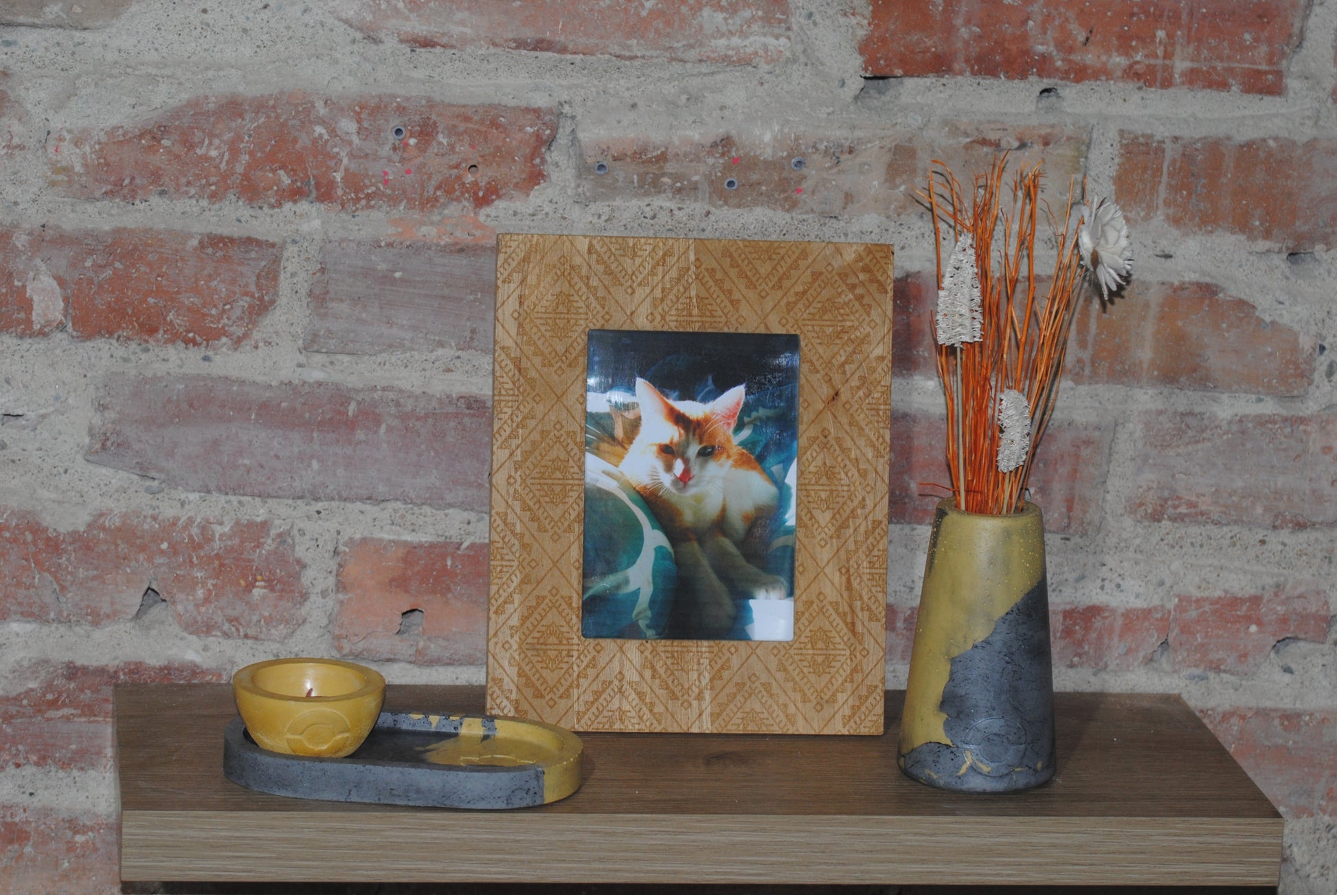 arisco® tienda de Productos de Decoración hechos en cemento. Jarrón Vintage de cemento Amarillo y Negro. Marca arisco®.