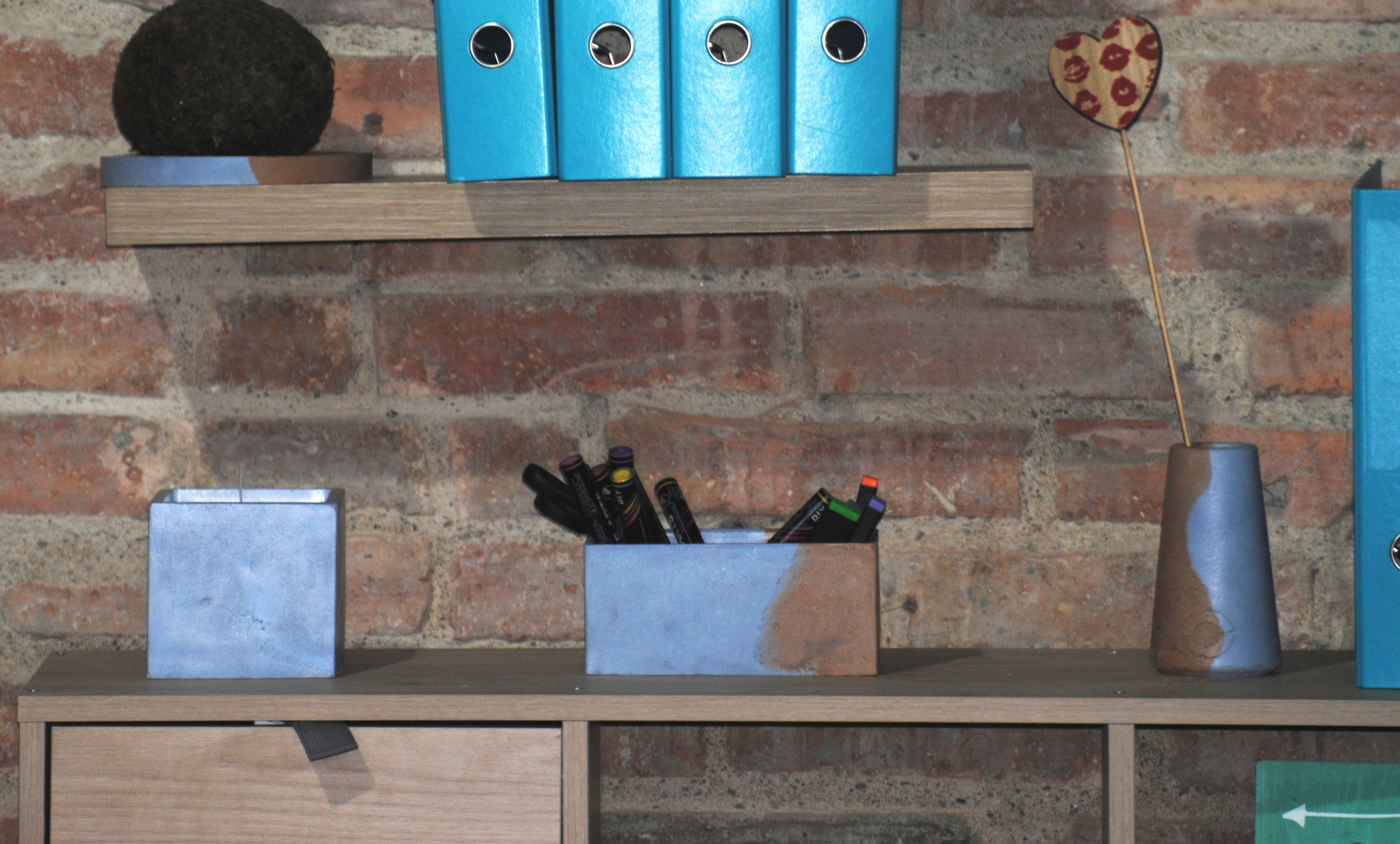 arisco® tienda de Productos de Decoración hechos en cemento. Cubre Macetas Vintage, Pieza decoración Rectangular de Cemento color Azul y Marrón.