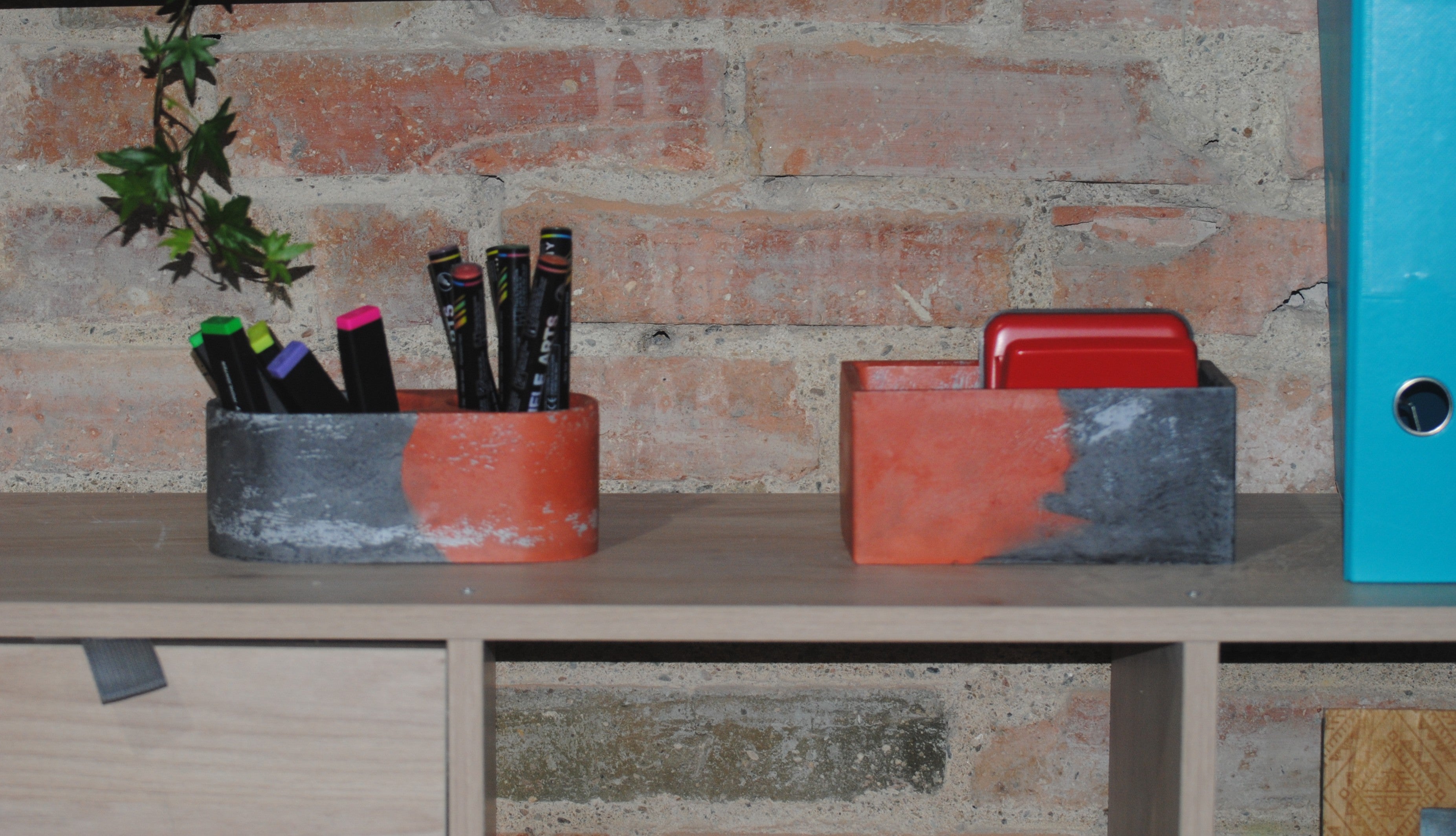 arisco® tienda de Productos de Decoración hechos en cemento. Cubre Macetas Vintage, Pieza decoración Rectangular de Cemento color Rojo y Negro.
